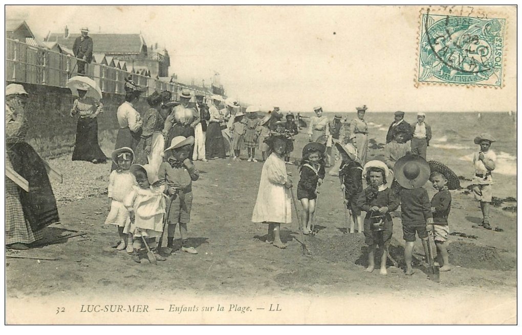 carte postale ancienne 14 LUC-SUR-MER. Enfants sur la Plage 1906