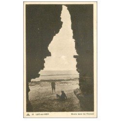 carte postale ancienne 14 LUC-SUR-MER. Grotte dans Falaises