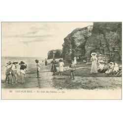 carte postale ancienne 14 LUC-SUR-MER. Jeune vendeur ambulant aux pieds des Falaises