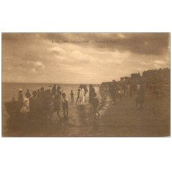 carte postale ancienne 14 LUC-SUR-MER. Jeux sur la Plage 1948