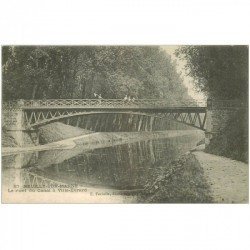 carte postale ancienne 93 NEUILLY SUR MARNE. Pêcheur sur le Pont du Canal à Ville Evrard 1909