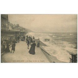 carte postale ancienne 14 LUC-SUR-MER. La Digue Jour de Tempête 1906