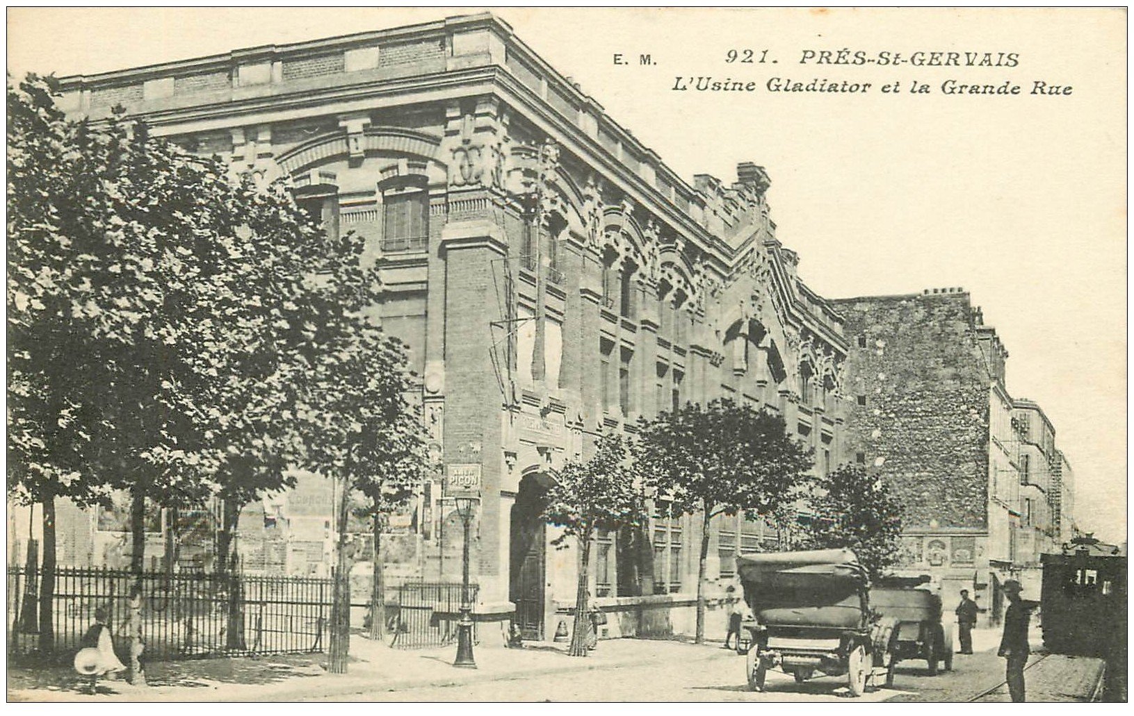 carte postale ancienne 93 PRE SAINT GERVAIS. Usine Gladiator sur Grande Rue 1916