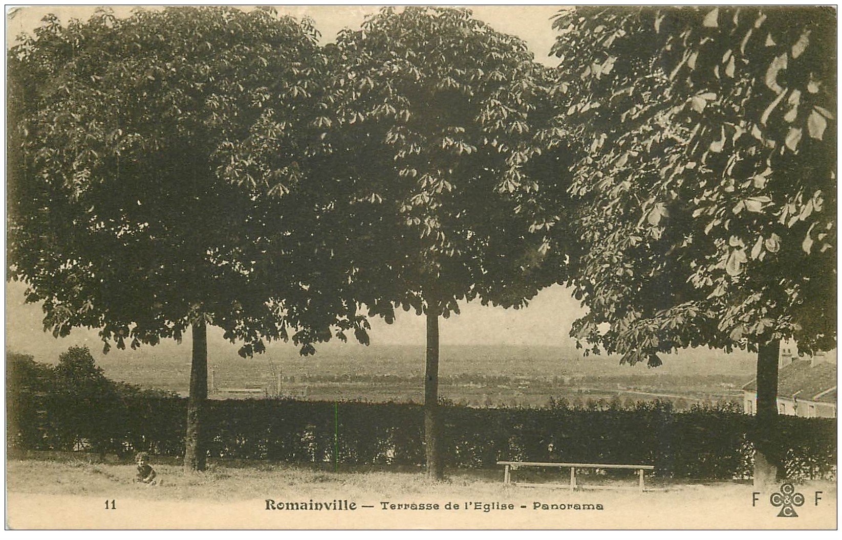 carte postale ancienne 93 ROMAINVILLE. Gamin assis sur la Terrasse de l'Eglise 1908