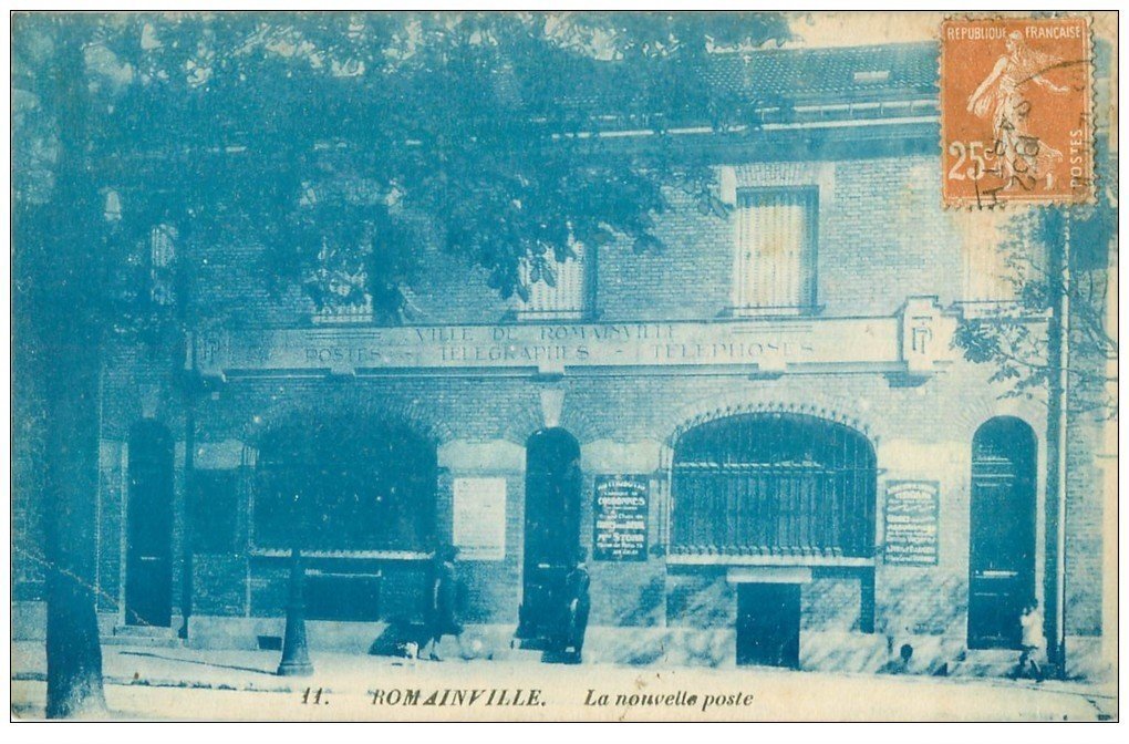 carte postale ancienne 93 ROMAINVILLE. La Nouvelle poste 1932. Actuellement Avenue Wilson. Perspective rare...