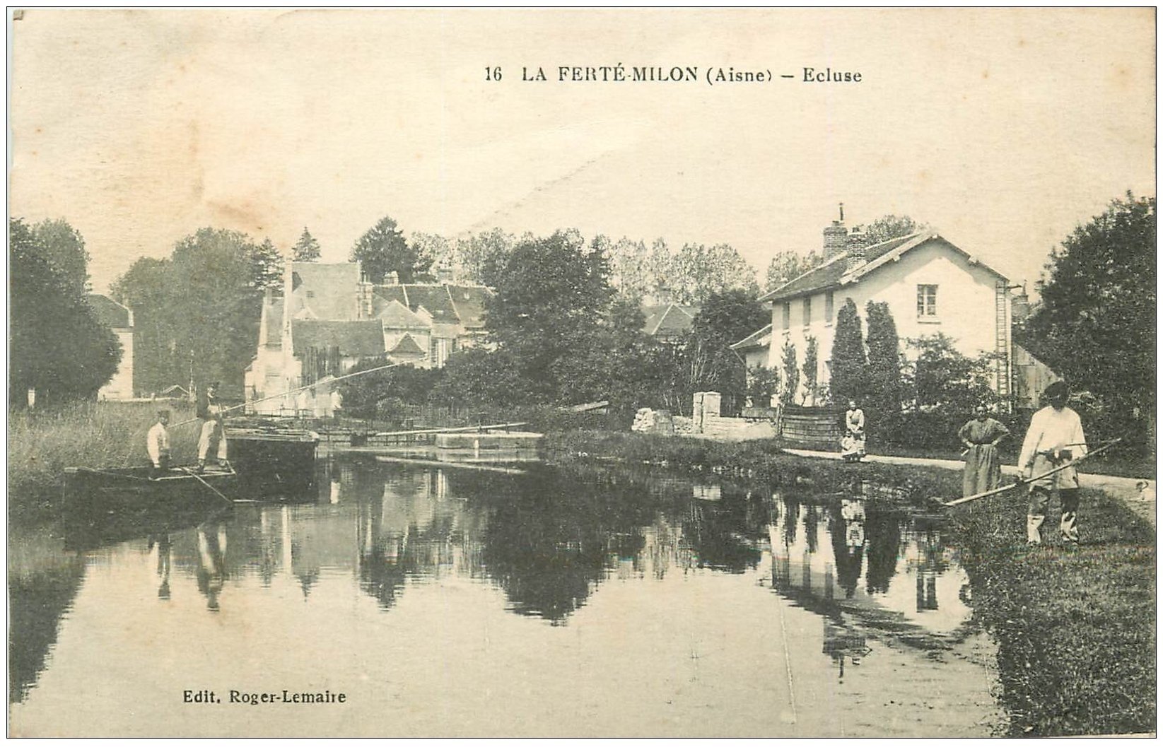 carte postale ancienne 02 LA FERTE-MILON. Pêcheurs près de l'Ecluse 1917