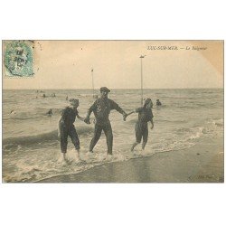carte postale ancienne 14 LUC-SUR-MER. Les Baigneuses et le Maître Nageur tout habillé 1905