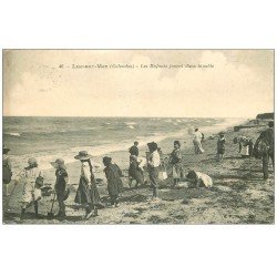 carte postale ancienne 14 LUC-SUR-MER. Les Enfants jouent dans le sable 1915