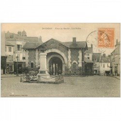 carte postale ancienne K. 91 DOURDAN. Les Halles Place du Marché fillettes assises