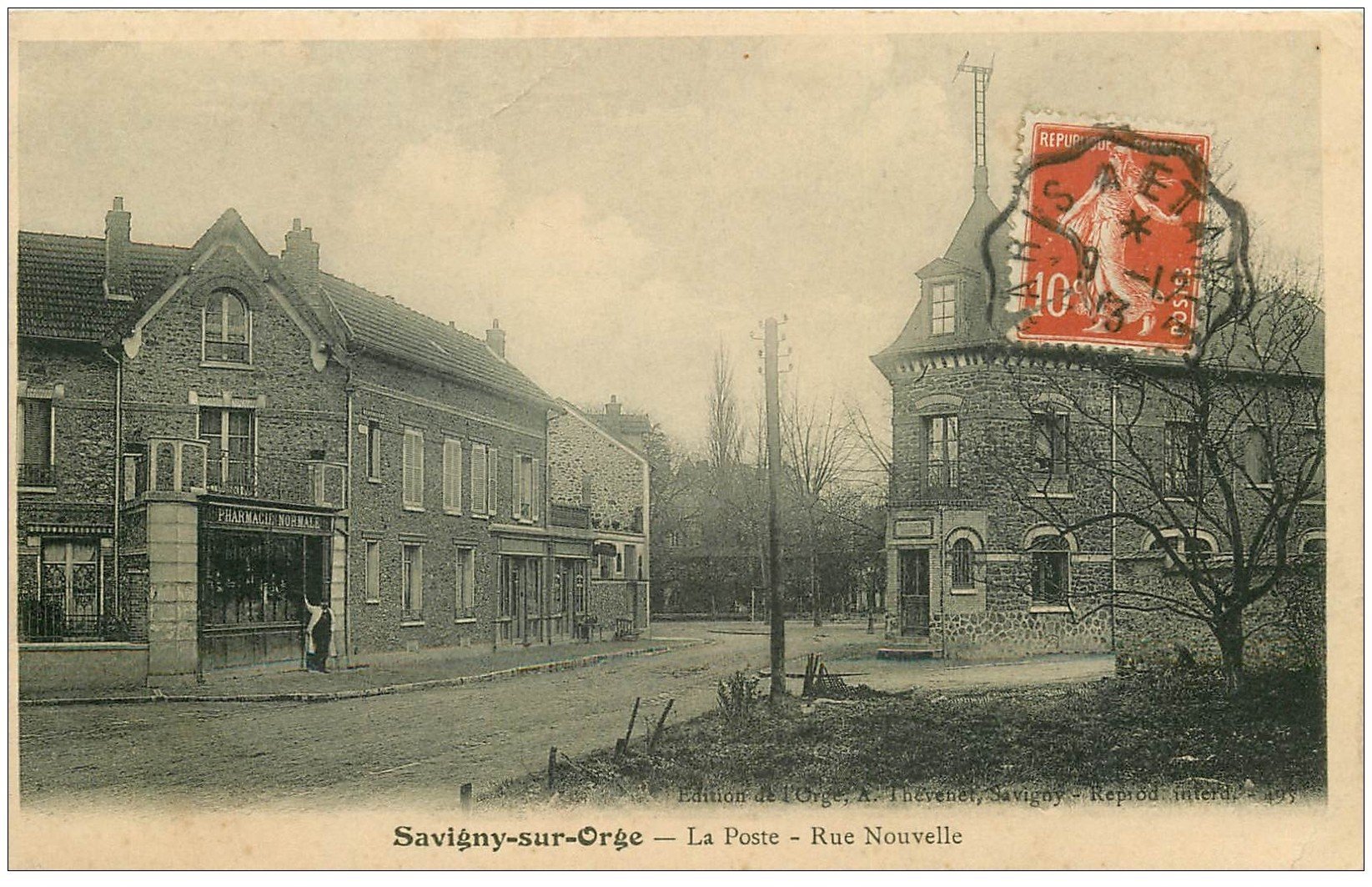carte postale ancienne K. 91 SAVIGNY-SUR-ORGE. La Poste Rue Nouvelle 1913 et Pharmacie