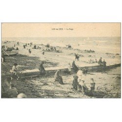 carte postale ancienne 14 LUC-SUR-MER. Personnes assises sur la Plage