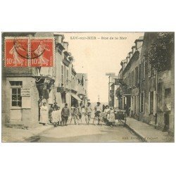 carte postale ancienne 14 LUC-SUR-MER. Rue de la Mer avec Soldats Handicapés