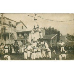 91 CROSNES CROSNE. Une Pyramide de jeunes Gymnastes face à l'Usine Baille Lemaire. Photo carte postale vers 1913