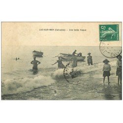 carte postale ancienne 14 LUC-SUR-MER. Une belle Vague 1910. Léger décollement...