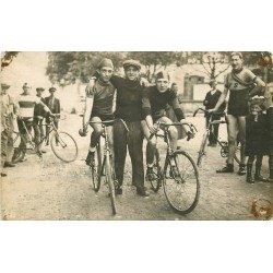51 AY EN CHAMPAGNE Marne. Départ d'une Course de Vélos. Cyclistes et Sportifs. Rare Photo Carte Postale