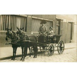 FEMME COCHER 1910. Superbe photo carte postale d'une Femme Cocher et son Enfant. Peut-être Mm Moser ?...