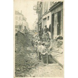 02 CHARLY SUR MARNE. Ouvriers Terrassiers creusant pour pose de canalisations. Rare Photo Carte Postale