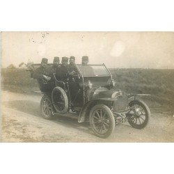 MILITAIRES. Rare groupe de Soldats en voiture décapotable 1911. Superbe Photo Carte Postale