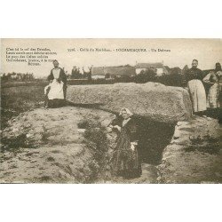 56 LOCMARIAQUER. Un Dolmen avec Bretonnes. Dolmens et Menhirs