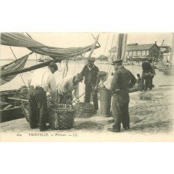 14 TROUVILLE. Pêcheurs sur le Quai. Métiers de la Mer Poissons et Crustacés et Bateau de Pêches