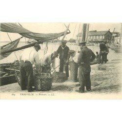 14 TROUVILLE. Pêcheurs sur le Quai préparant les Nasses