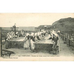 56 PORT LOUIS. Femmes des Usines mettant leur Sardines à sécher 1919 Métiers de la Mer