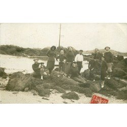 76 LE TREPORT. Pêcheurs et Pêcheuses de Poissons et Crustacés. Photo carte postale vers 1909