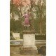 FANTAISIES. Couple d'Amoureux debout sur un socle au Jardin Public par Irisa