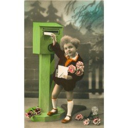 BONNE FETE. Enfant postant ses voeux dans boîte aux lettres en bois par Gloria