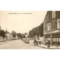 89 LIGNY LE CHATEL. Gendarmeà vélo devant Café Restaurant Avenue Aristide Briand 1944