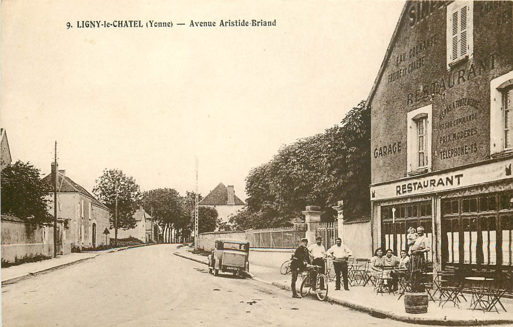 89 LIGNY LE CHATEL. Gendarmeà vélo devant Café Restaurant Avenue Aristide Briand 1944
