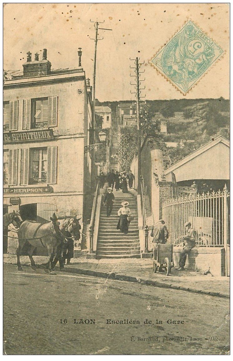 carte postale ancienne 02 LAON. Attelage Escaliers de la Gare 1906 (pli coin droit)...