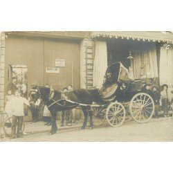 PARIS 09. Superbe Attelage deux places avec capote devant un Tapissier Rue Saint Georges. Photo carte postale