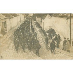 02 CAMP DE SISSONNE. Défilé Parades de Conscrits Militaires encadrés de Gendarmes. Photo carte postale 1908