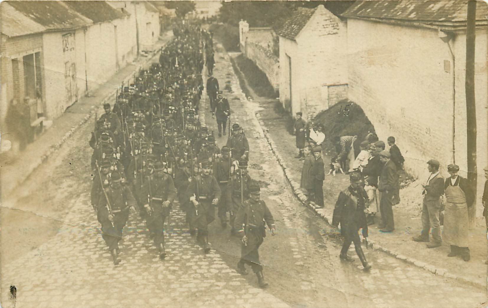 02 CAMP DE SISSONNE. Défilé Parades de Conscrits Militaires encadrés de Gendarmes. Photo carte postale 1908