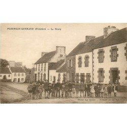 29 PLOUEGAT GUERAND. Le Bourg avec écoliers