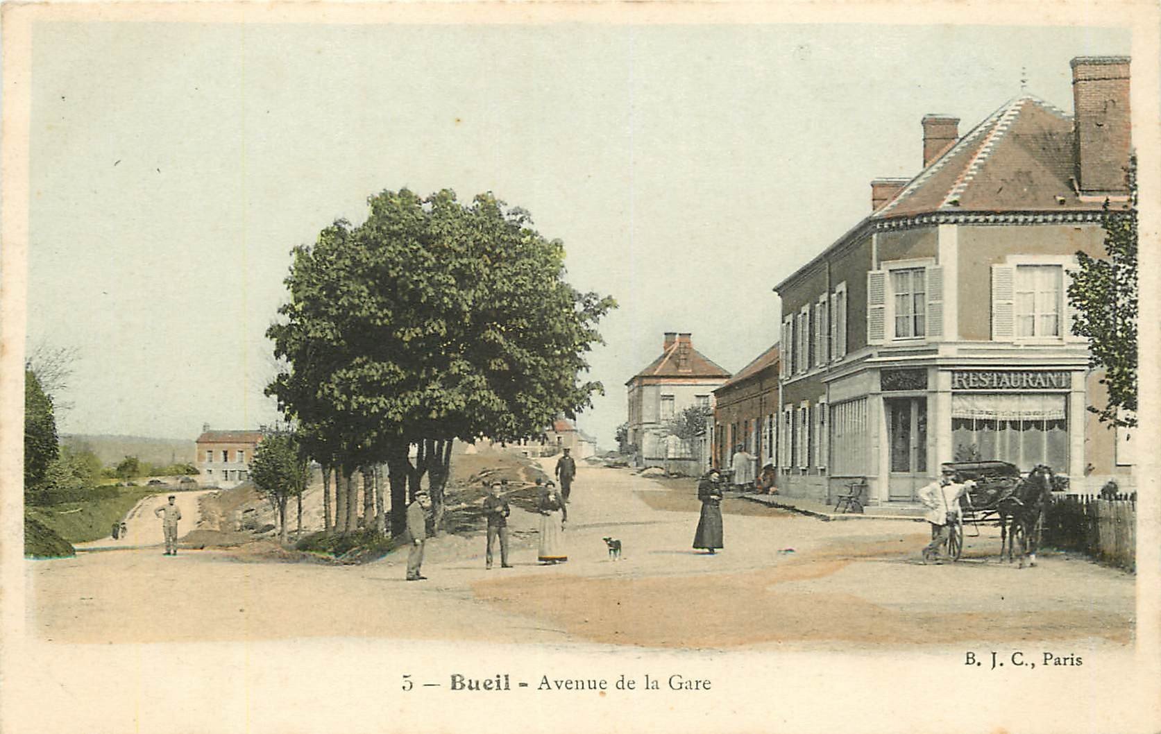 27 BUEIL. Attelage taxi devant le Restaurant Avenue de la Gare