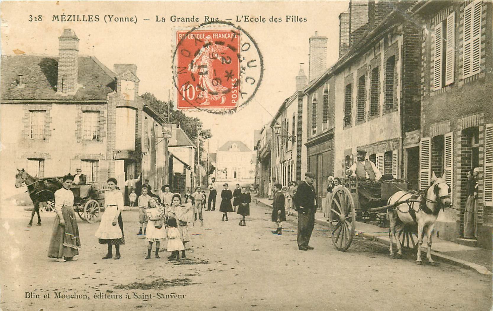 89 MEZILLES. Ecole de Filles et Attelage sur Grande Rue 1911