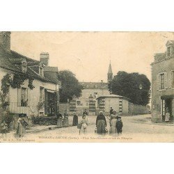 72 FRESNAY SUR SARTHE. Jeune fille Tzigane jouant de l'accordéon Place Saint Sauveur et Hospice 1906