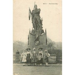 carte postale ancienne 57 METZ. Statue du Maréchal Ney avec Jeunes Alsaciennes Lorraines 1919