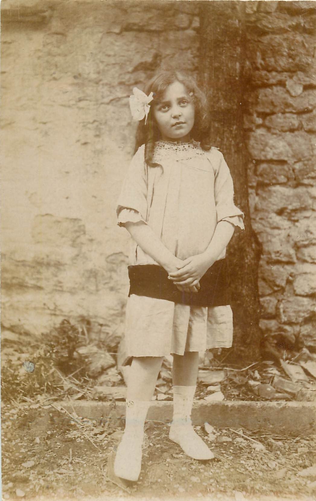 LIGNY. Rare Jeune Fille songeuse. Photo carte postale ancienne 1915 envoyée à M. Danzig à Paris