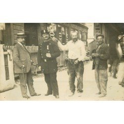 PARIS 17. Agent de Police et Ouvriers Avenue des Batignolles 1909. Photo carte postale
