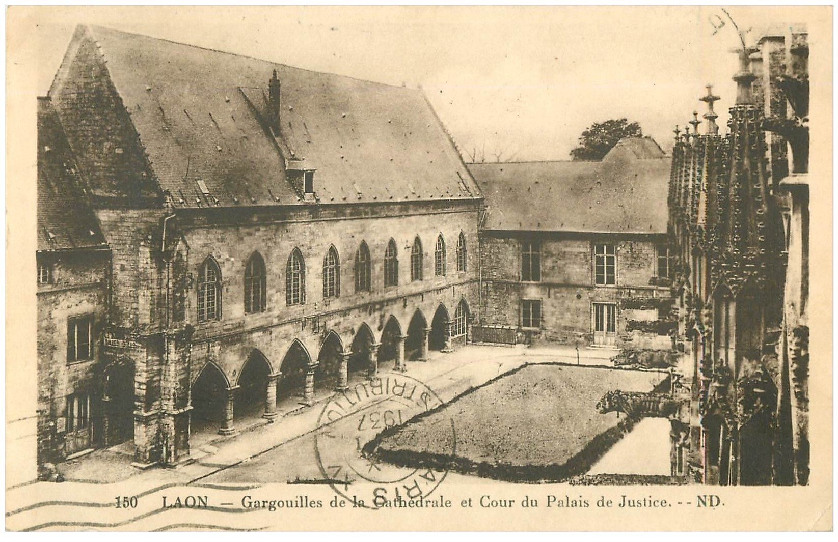 carte postale ancienne 02 LAON. Gargouilles Cathédrale et Cour Palais Justice 1937