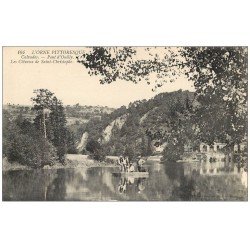 carte postale ancienne 14 PONT-D'OUILLY. Pêcheurs en barque et Côteaux de Saint-Christophe
