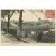 carte postale ancienne 14 PONT-L´EVÊQUE. Curieux regardant les Vaches route de Lisieux 1907