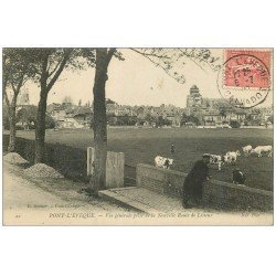 carte postale ancienne 14 PONT-L´EVÊQUE. Curieux regardant les Vaches route de Lisieux 1907