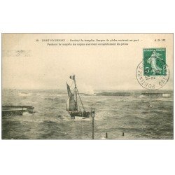 14 PORT-EN-BESSIN. Barque de Pêche rentrant au Port pendant la Tempête 1909