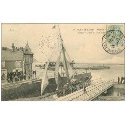14 PORT-EN-BESSIN. Barque de Pêcheurs recevant un coup de Mer 1906