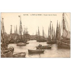 carte postale ancienne 14 PORT-EN-BESSIN. Barques de Pêche dans les Bassins