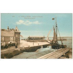 carte postale ancienne 14 PORT-EN-BESSIN. Pendant la Tempête nous sommes sauvés. Barque de Pêcheurs